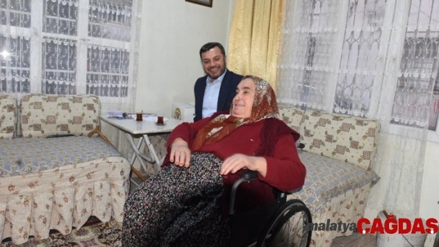 Başkan Kocaispir'den engellilere tekerlekli sandalye