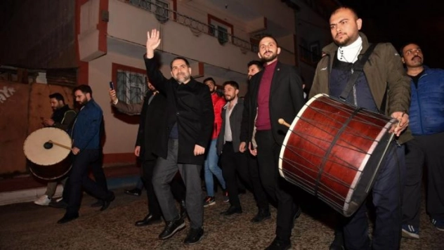 Başkan Mahmut Uçar, Ramazan davulcularına eşlik etti, vatandaşlarla sahur yemeği yedi