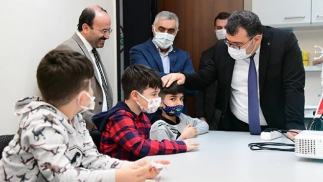 Başkan Mandal, ETÜ'nün İnovasyon merkezlerine konuk oldu