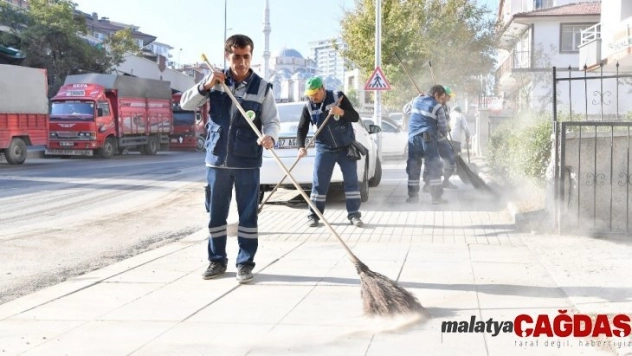 Başkan Murat Köse sokakları süpürdü