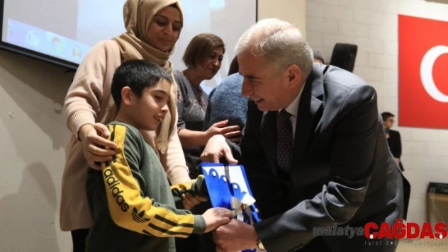 Başkan Osman Zolan, çocukların karne sevincini paylaştı