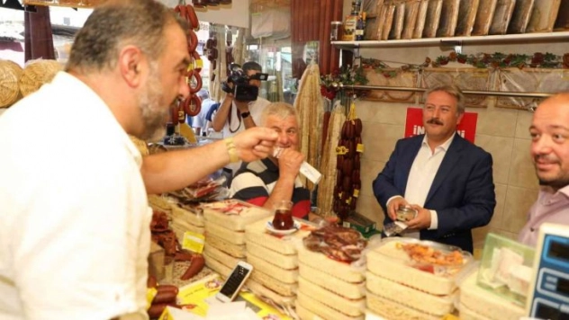 Başkan Palancıoğlu esnaf ve vatandaşa aşure dağıttı