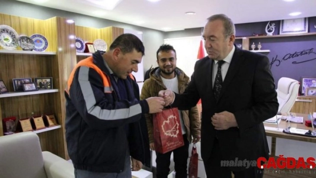 Başkan Şahiner'den engelli personeline jest