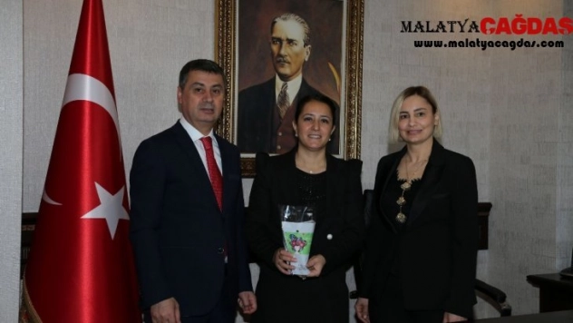 Başkan Şimşek, kadın çalışanların Kadınlar Günü'nü kutladı