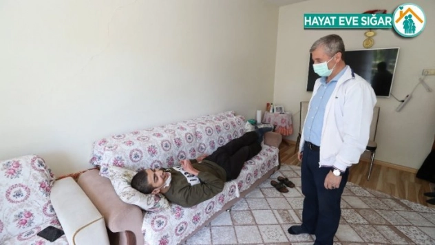 Başkan Tahmazoğlu, engelli Abidin'i ziyaret etti