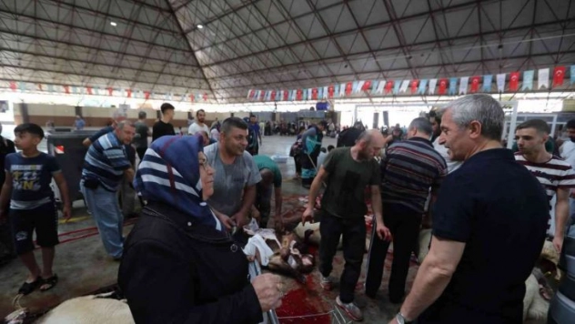 Başkan Tahmazoğlu kurban kesim alanlarını gezdi
