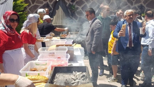 Başkan Tarhan'dan Osmaniyeli öğrencilere sucuk ekmek