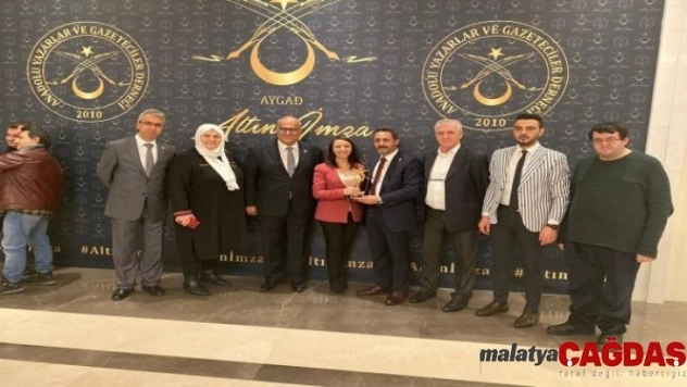 Başkan Tekin'e başarı ödülü verildi