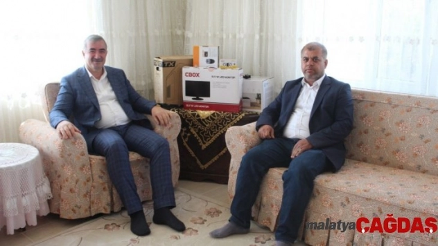 Başkan Turanlı, muhtarlara bilgisayar hediye etti