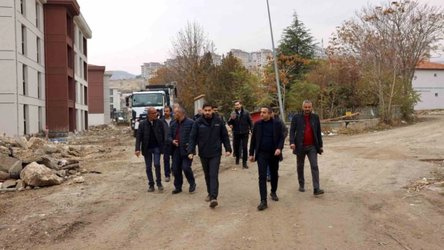 Devrilen otomobildeki 4 kişi yaralandı