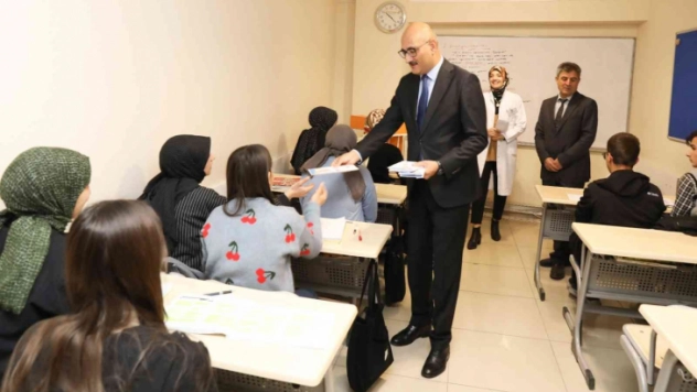 Başkan Vekili Aydın'dan öğrencilere hediye internet paketi