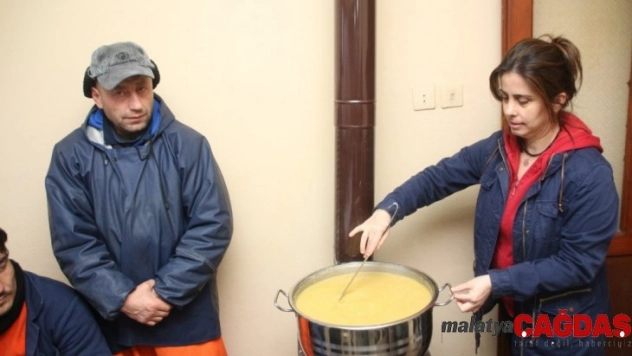 Başkan Yanmaz temizlik personeli ile sabah çorbası içti