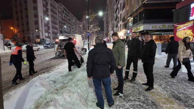 Başkan yolda kalan yolcuları evlerine ulaştırdı
