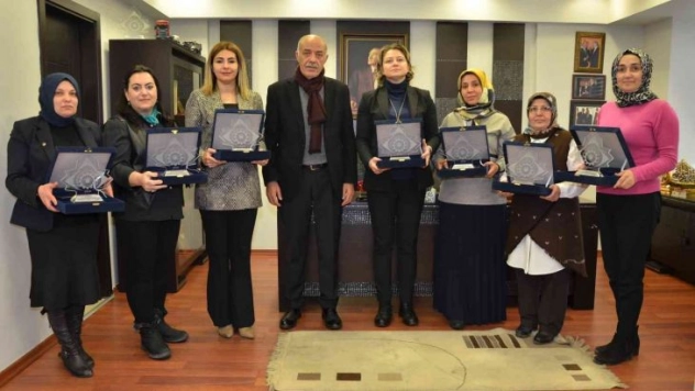 Başkan Yücelik'ten KGK İcra Komitesine plaket