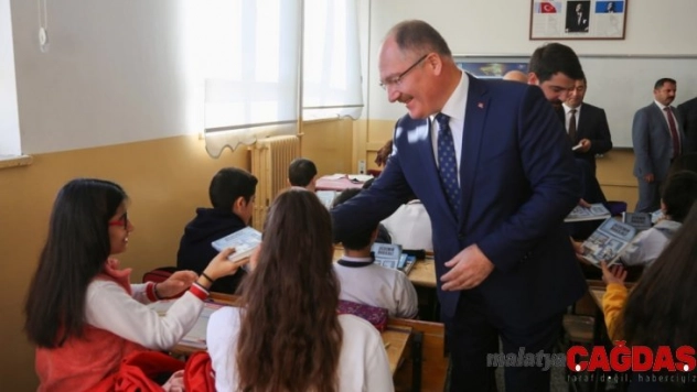 Başkandan öğrencilere kitap hediyesi