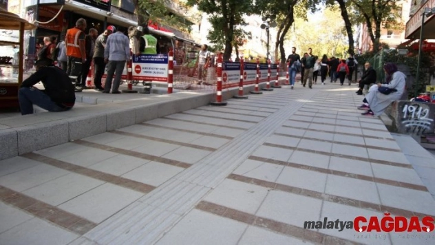 Başkent'in merkezinde yenileme çalışması hızla sürüyor