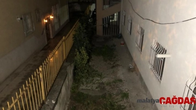 Başkent'te cinnet getiren genç balkondan düştü