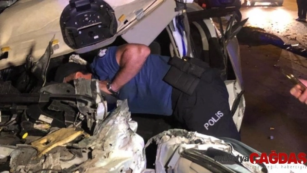 Otomobil kamyonete arkadan çarptı: 1 ağır yaralı