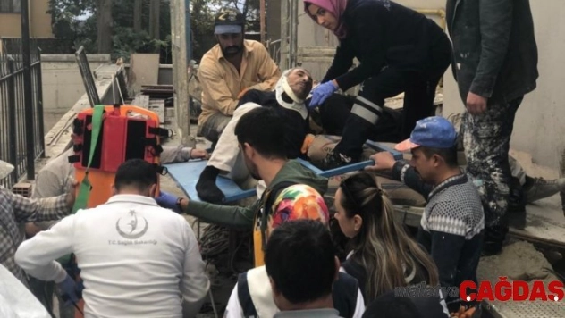 Başkent'te inşaatta yük asansörü 3. kattan yere düştü: 1'i ağır 3 yaralı