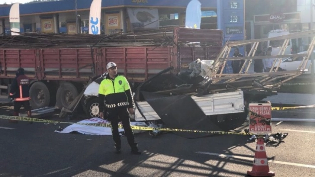 Başkent'te kamyonet, önündeki tıra ok gibi saplandı: 1 ölü