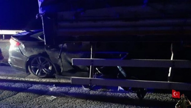 Başkent'te otomobil TIR'a ok gibi saplandı: 2 ölü