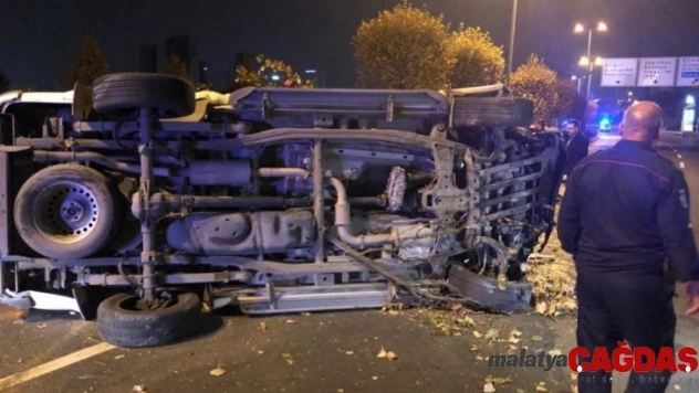 Başkent'te refüje çarpan araç karşı yola uçtu: 1 yaralı