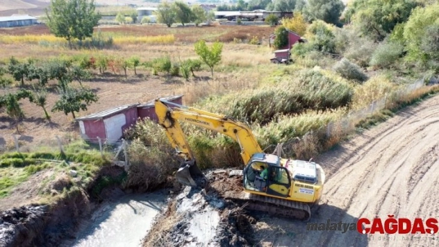 Başkent'te tıkanan dere yatakları temizleniyor