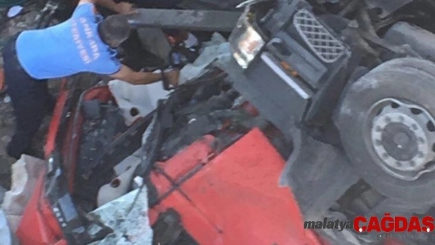 Başkent'te tır köprüden uçtu: 2 yaralı