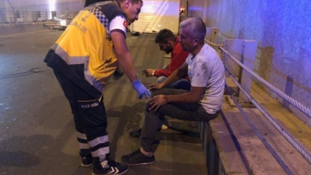 Başkent'te virajı alamayan kamyonet bariyerlerden uçtu: 2 yaralı