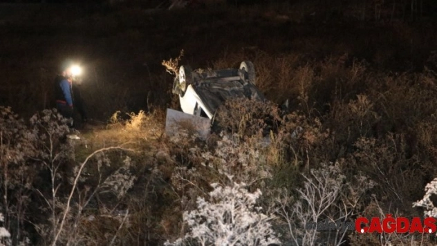 Başkent'te virajı alamayan otomobil boş araziye uçtu: 4 yaralı