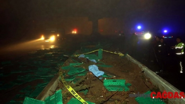 Başkent'te yoğun siste virajı alamayan tır refüje çarptı: 1 ölü