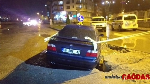 Başkent'te yol çöktü, araç içine düştü