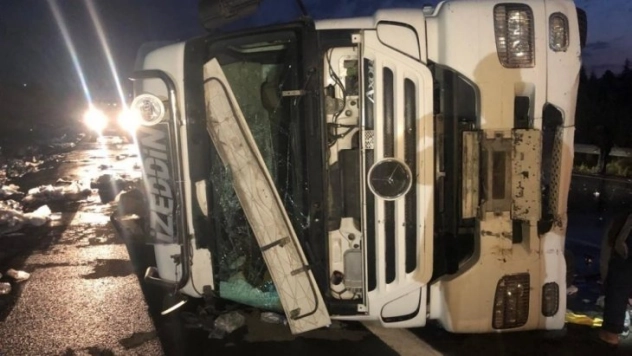 Başkent'te yolcu otobüsü, devrilen TIR'a çarptı: 1 yaralı