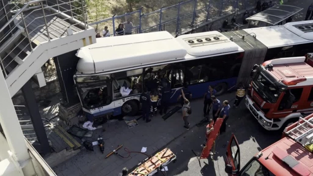 Başkentte Korkutan Kaza: 20 Yaralı, EGO Otobüsü Bariyere Çarptı