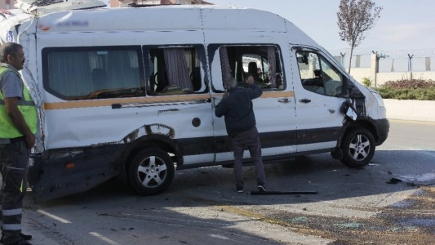 Başkentte servis aracı yan yattı: 2 yaralı