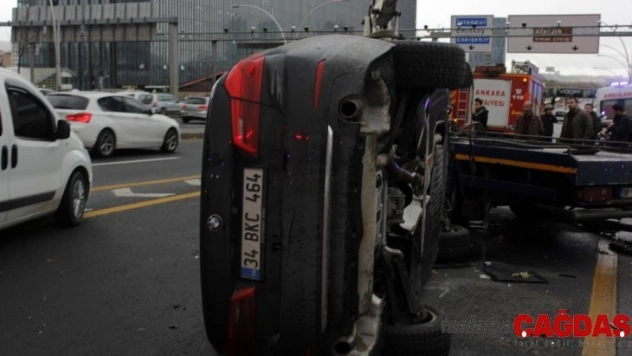 Başkentte yağmurlu zeminde kayan araç takla attı