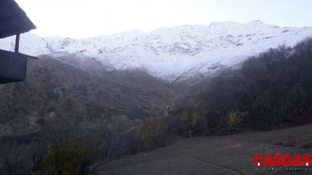 Batman'da mevsimin ilk karı Mereto Dağı'nı beyaza bürüdü