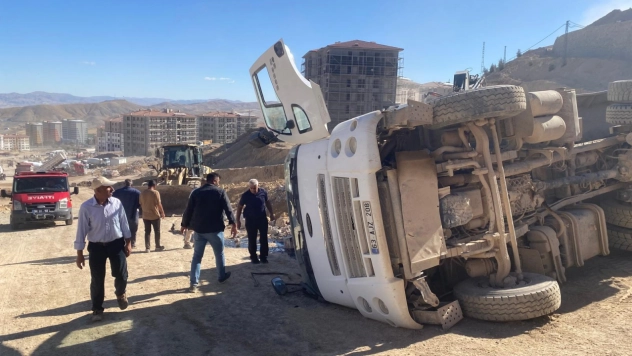 Battalgazi'de Şantiyede Kamyon Devrildi: 1 Yaralı