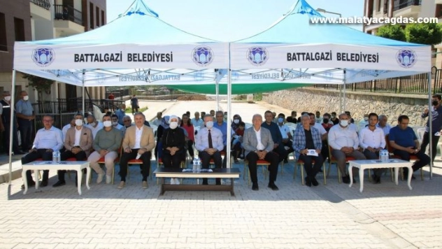 Depremzedeler köy tipi evlerine kavuştu