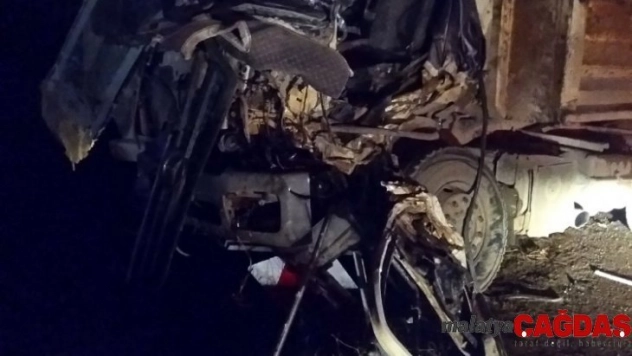 Bayburt'ta kamyon ile tır kafa kafaya çarpıştı: 2 yaralı