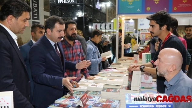 Baydilli kitap fuarını ziyaret etti