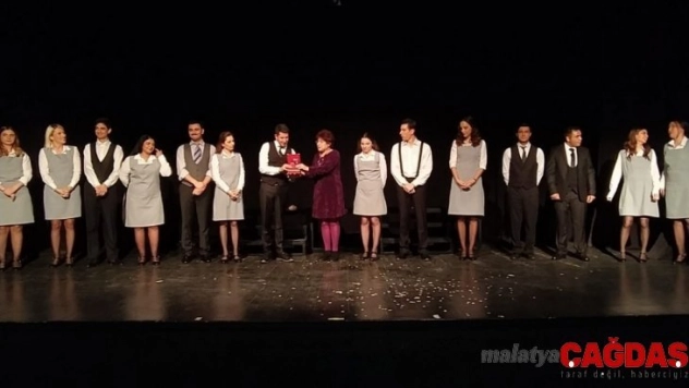 Bayraklı Belediye Tiyatrosundan dünya prömiyeri