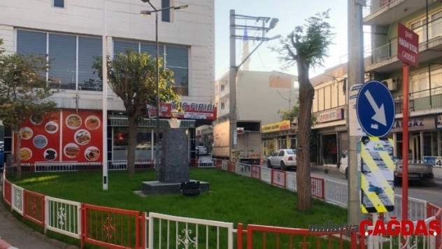 Bayraklı'da parklar yenileniyor, yeşil alanlar düzenleniyor