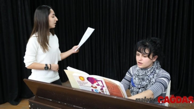 Bayraklı'da piyano ve şan kursu