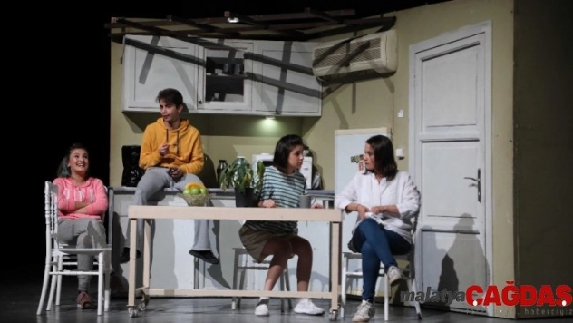 Bayraklı'da tiyatro günleri