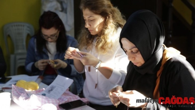 Bebeği için organik oyuncak yapıyor