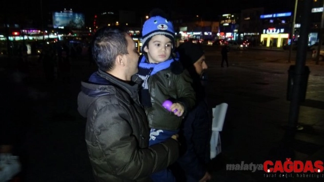 Bebeğini AVM'ye terk eden anne polis zoruyla duruşmaya getirildi