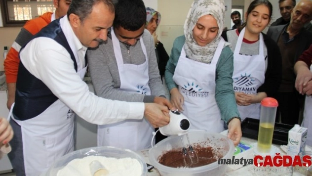 Belediye başkanı engelli çocuklarla birlikte kek yaptı