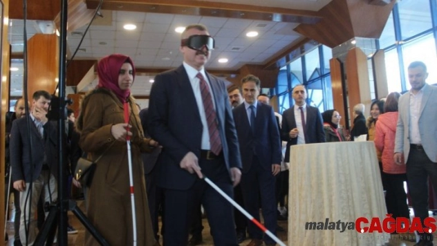 Belediye başkanı farkındalık için görme engelli oldu