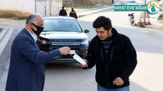 Belediye Başkanı Karadağ vatandaşlara maske dağıttı